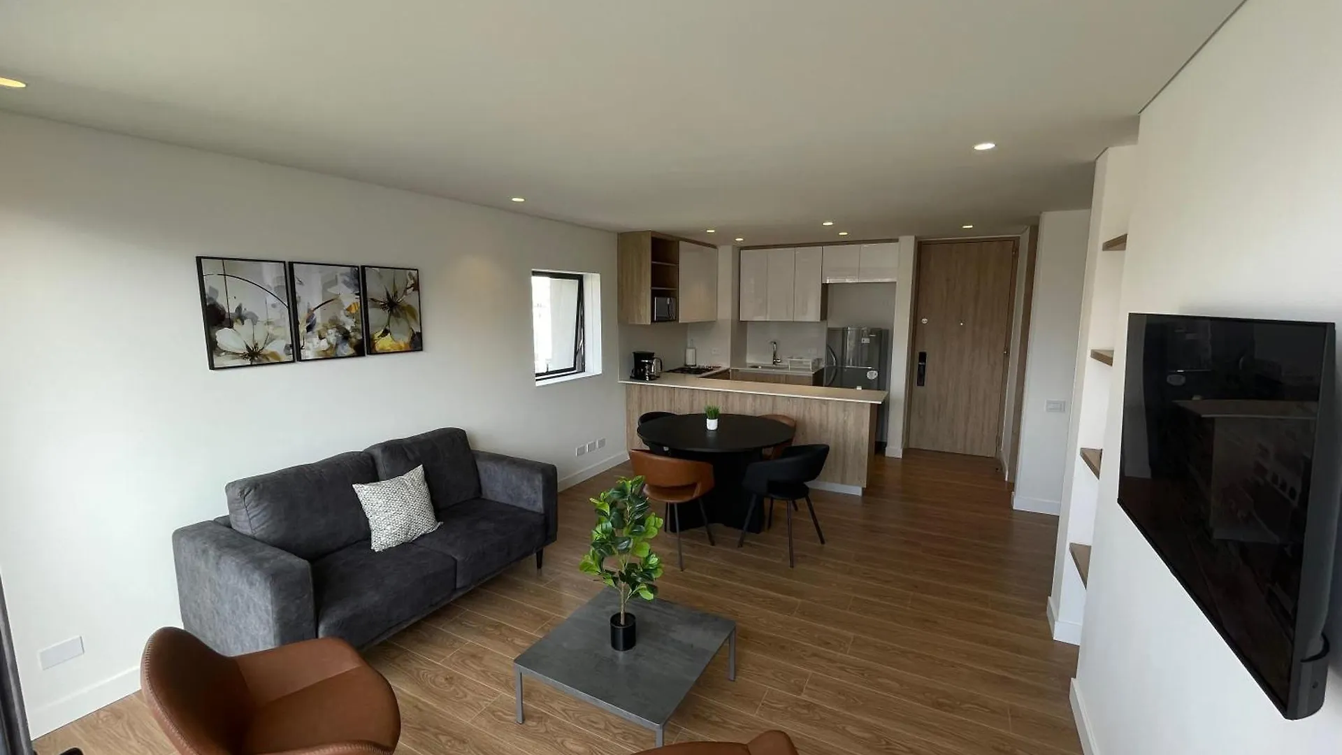 Spaceful Apartment Near Corferias Mountain View 3 Hab- 804A Bogotá
