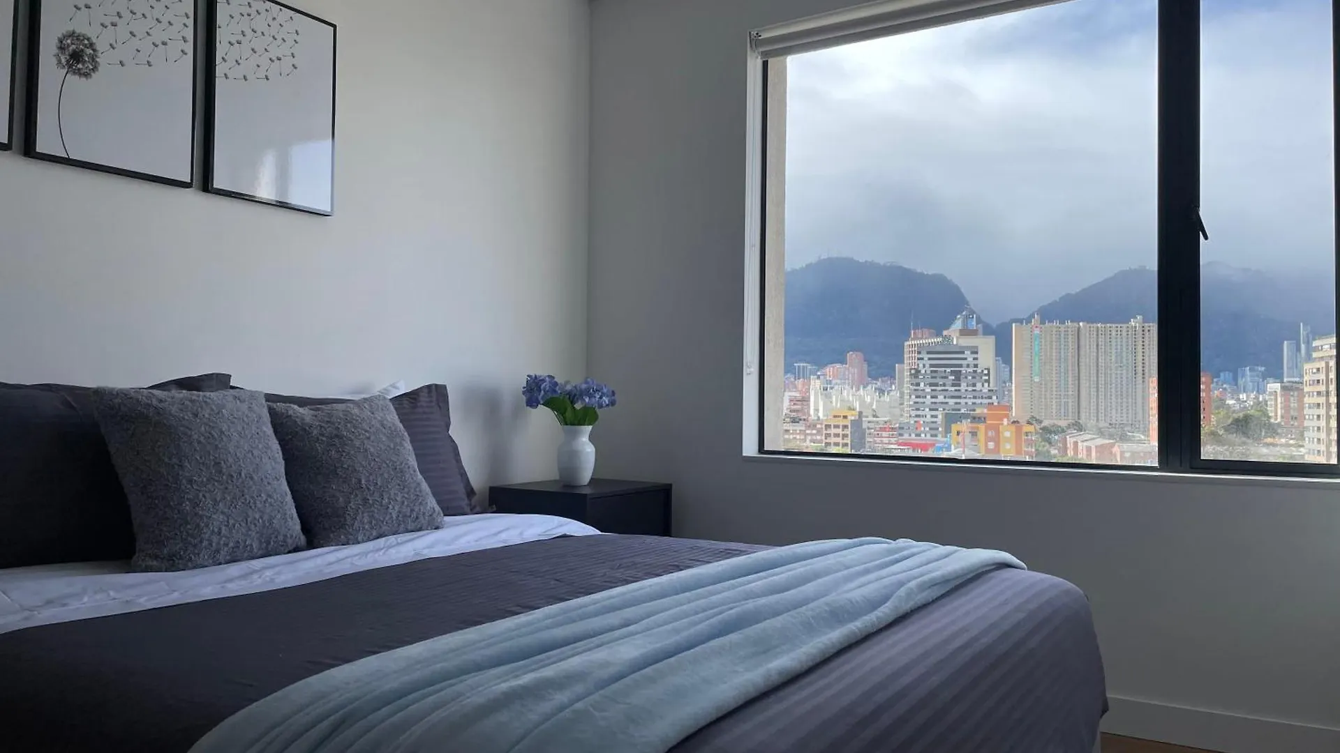 Spaceful Apartment Near Corferias Mountain View 3 Hab- 804A Bogotá