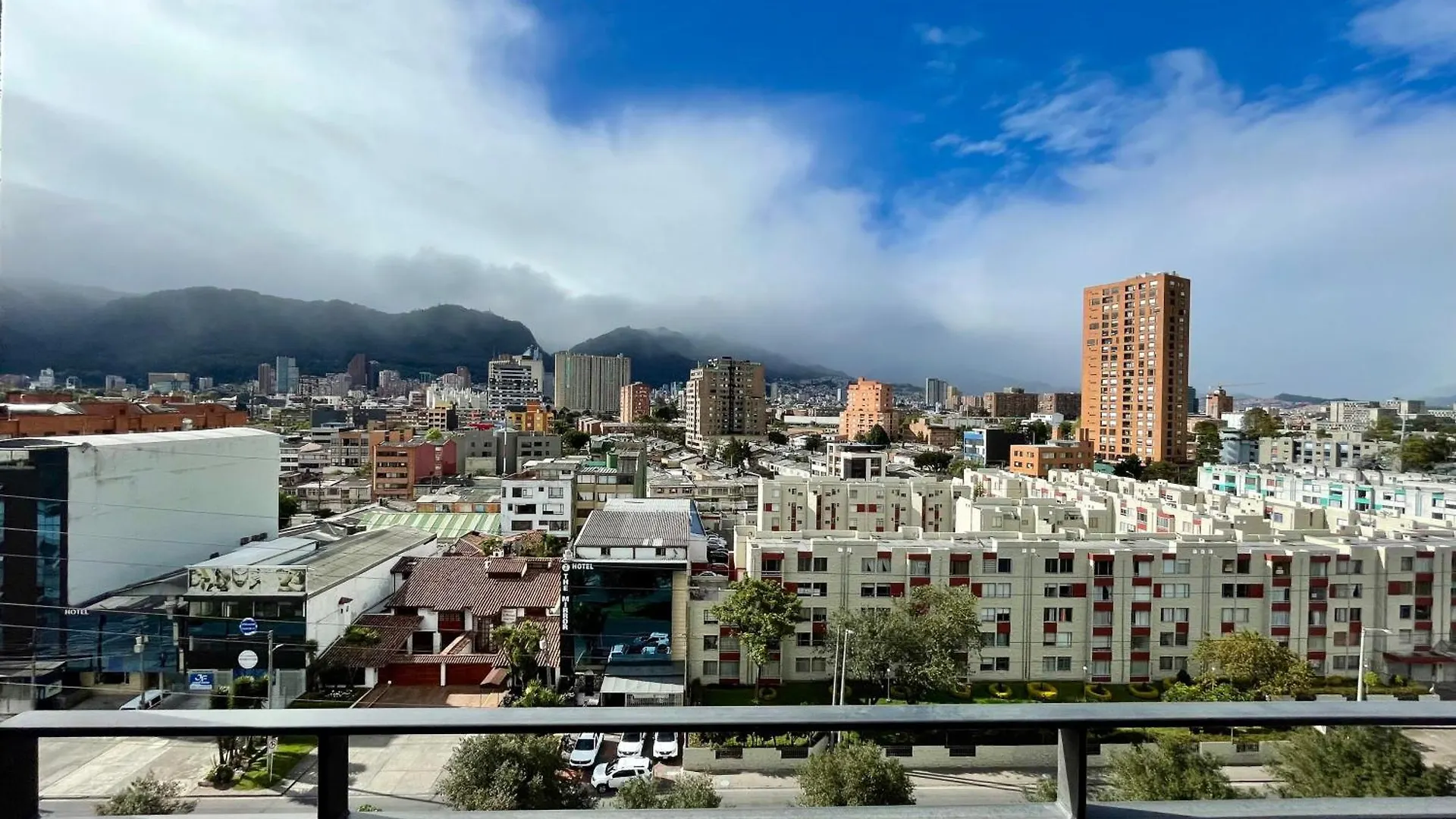 Spaceful Apartment Near Corferias Mountain View 3 Hab- 804A Bogotá